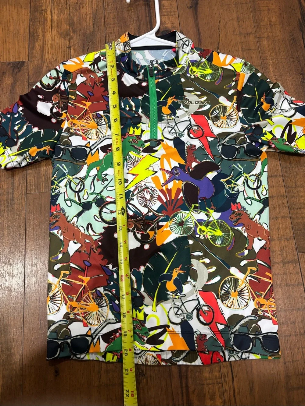 Pearl Izumi Junior Quest Jersey in Graffiti Biking Cycling Dinosaur Youth M